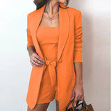Damen nan tailliertes Blazer-Shorts Set mit Bandeau Top und Bindegürtel Drune in Orange