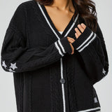 Damen nan oversized Zopfstrick Cardigan mit V-Ausschnitt und kontrastierenden Strickkanten Drune in Schwarz