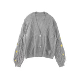 Damen nan oversize Strickcardigan mit Zopfmuster und Sternapplikationen V-Ausschnitt Knopfleiste Drune in Grau