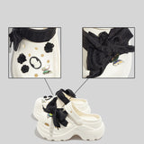 Damen Modische Weiße Chunky Clogs Mit Applikationen Und Accessoires in Weiß