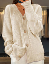 Damen nan oversized Strickcardigan mit Zopfmuster, V‑Ausschnitt und großen Knöpfen Drune in Apricot