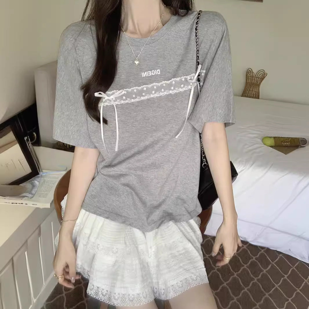 Femme Relaxed Fit Graphic T-Shirt mit dekorativem Spitzen-Detail Heidi-Mode