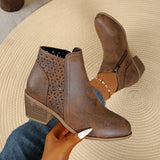 Damen nan knöchelhohe Stiefelette mit Laser-Cut-Perforation, seitlichem Reißverschluss und mittelhohem Blockabsatz Drune in Tiefbraun