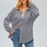 Damen nan oversized Waffelstrick Hemdjacke mit Brusttaschen und Knopfleiste Drune in Hellgrau