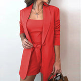 Damen nan tailliertes Blazer-Shorts Set mit Bandeau Top und Bindegürtel Drune in Rot