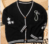 Damen nan gestrickte College-Cardigan mit Zopfmuster, V-Ausschnitt, kontraststreifen und gestickten Applikationen Drune in Schwarz (21441)