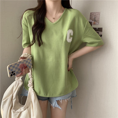 Femme Oversized V-Ausschnitt Grafik T-Shirt mit Seitenschlitzen Heidi-Mode