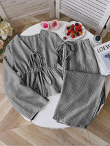 Damen nan gestreiftes Leinenähnliches Homewear-Set mit gerafftem Tunnelzugoberteil und elastischer Bundhose Drune in Schwarz