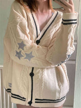 Damen nan oversized Zopfmuster-Cardigan mit V-Ausschnitt, Knopfleiste und Sternapplikationen Drune in Apricot-Schwarz