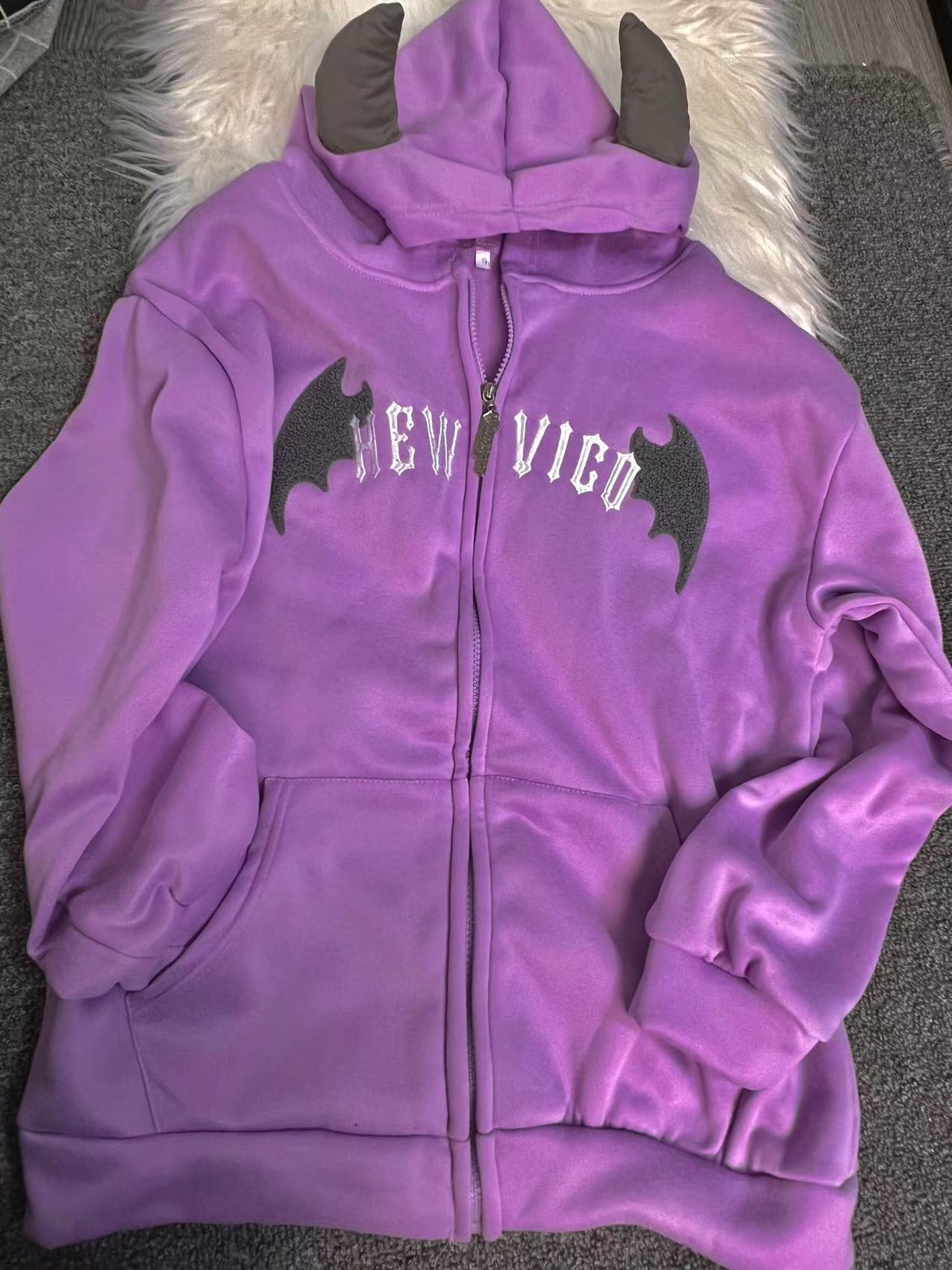 Femme Graphic Zip-Up Hoodie mit Verspieltem Fledermaus Design Heidi-Mode