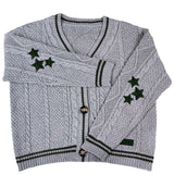 Damen nan oversized Zopfmuster-Cardigan mit V-Ausschnitt, Knopfleiste und Sternapplikationen Drune in Grau