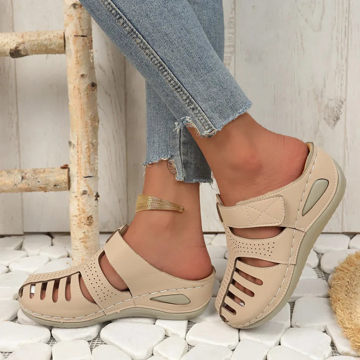 Avelena | Cut-Out Keilsandalen
