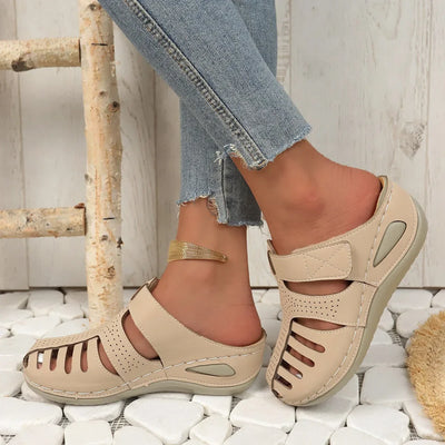 Avelena | Cut-Out Keilsandalen
