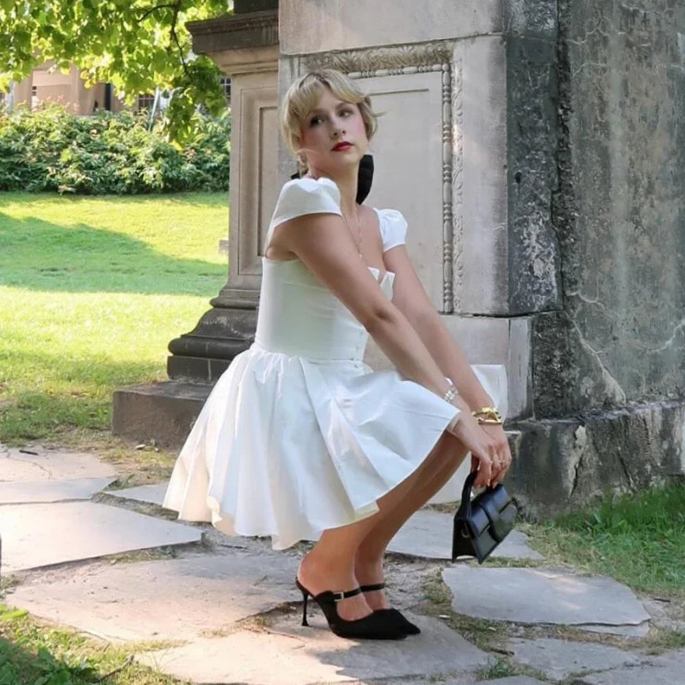 Anna | Vintage-inspiriertes Minikleid mit Cape-Ärmeln und V-Ausschnitt