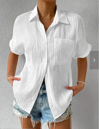 Gabriela - Lässige plissierte Bluse mit Revers