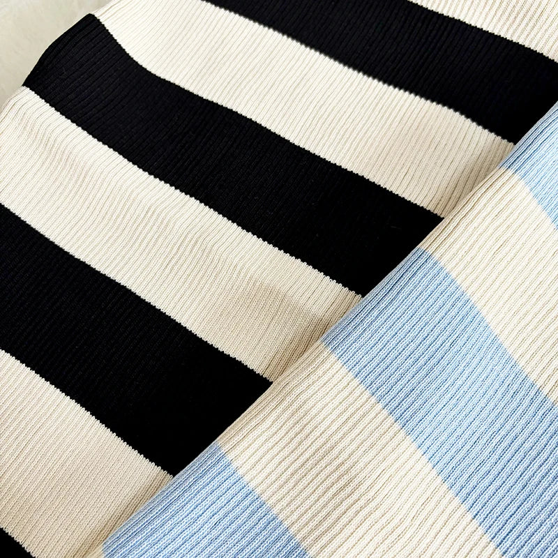 Strickkleid | Figurbetonte Silhouette | Modernes Streifenmuster