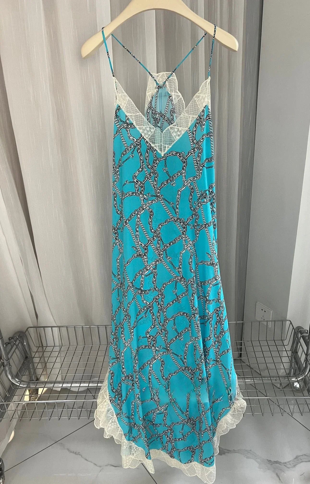 Avelena | Spitzenstickerei V-Ausschnitt Seiden Midi Kleid