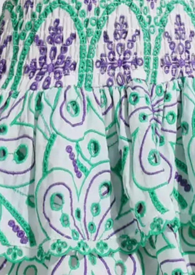 Schulterfreies Minikleid | Stickereidetails & Rüschensaum | Verspielte Eleganz