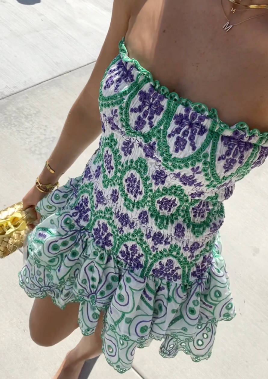 Schulterfreies Minikleid | Stickereidetails & Rüschensaum | Verspielte Eleganz