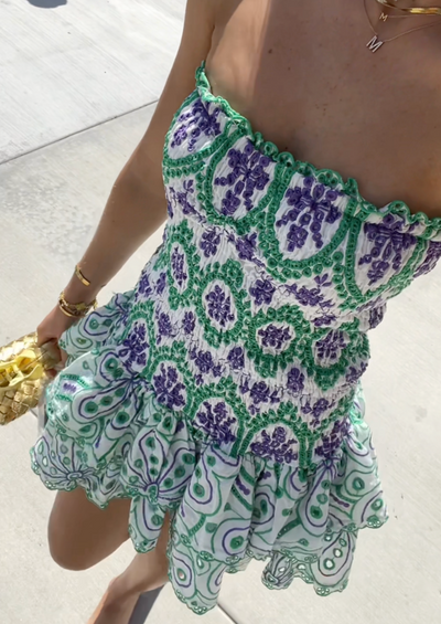 Schulterfreies Minikleid | Stickereidetails & Rüschensaum | Verspielte Eleganz