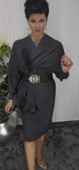 Elsabeth | Schickes Midikleid mit dekorativem Gürtel in Grau