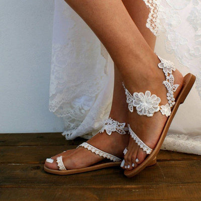Avelena | Bohemian Spitze Sandalen mit Floralem Knöchelriemen