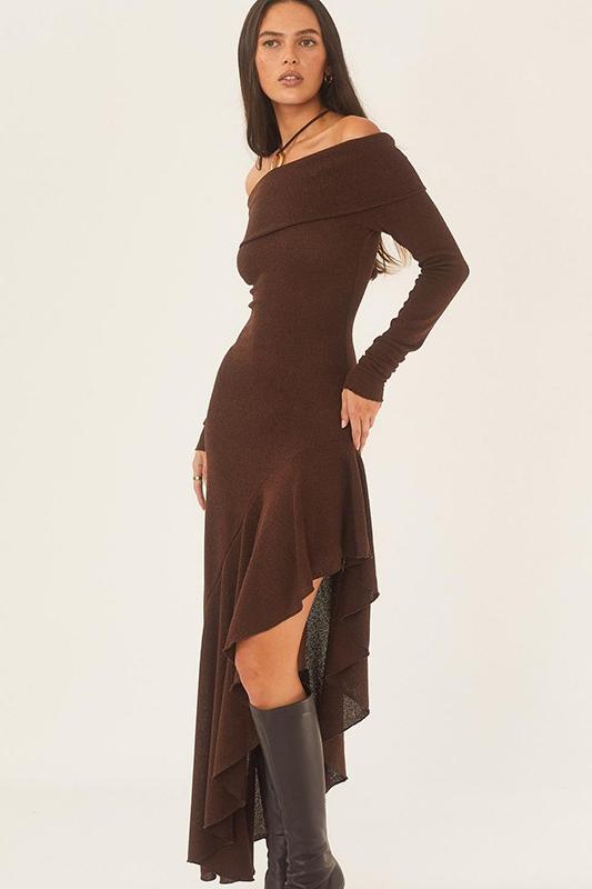 Schulterfreies Strickkleid | Asymmetrischer Saum & Lange Ärmel | Elegante Wärme