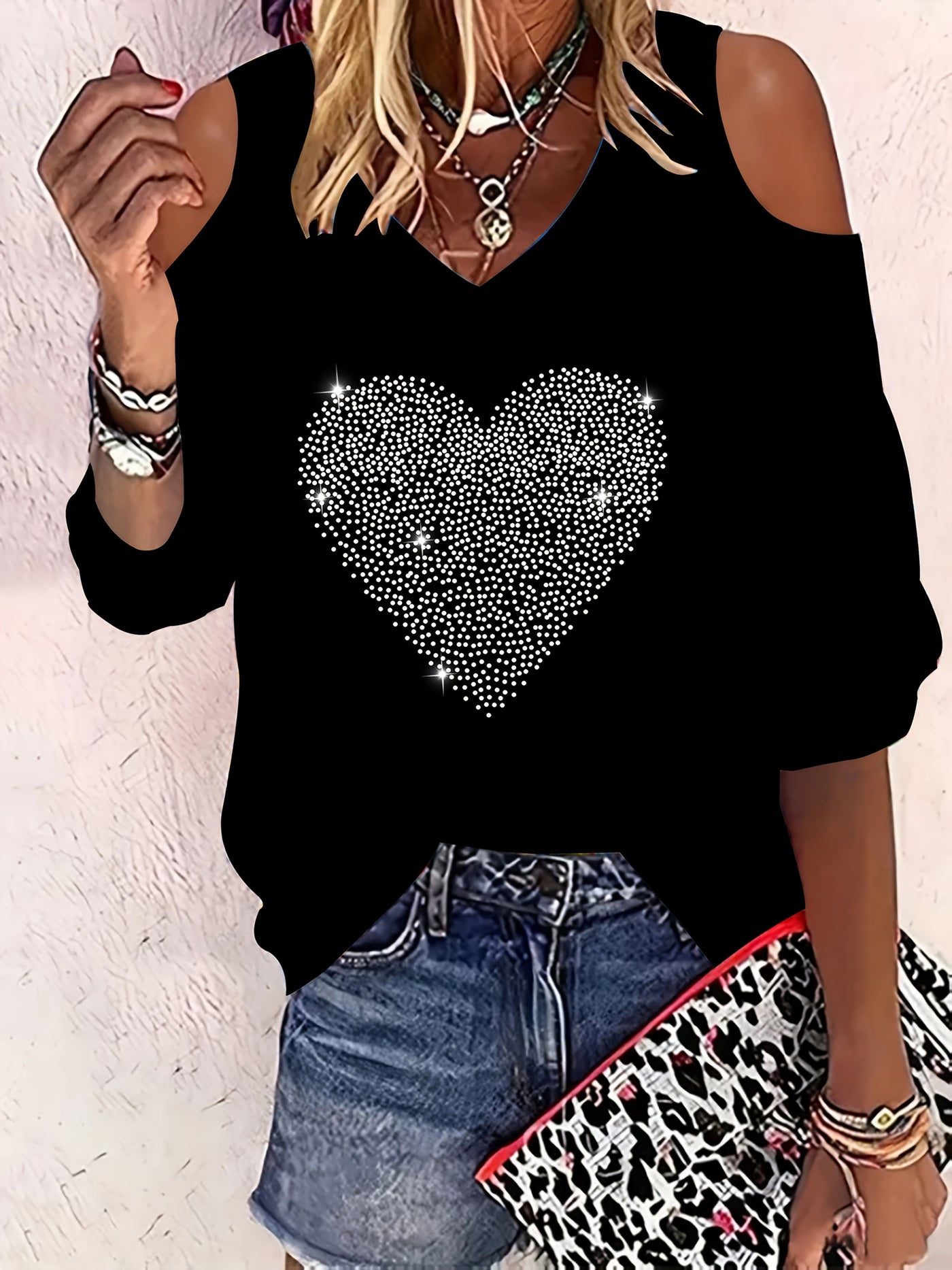 Modisches Shirt | Strass-Herz-Design | V-Ausschnitt & Schulterfrei