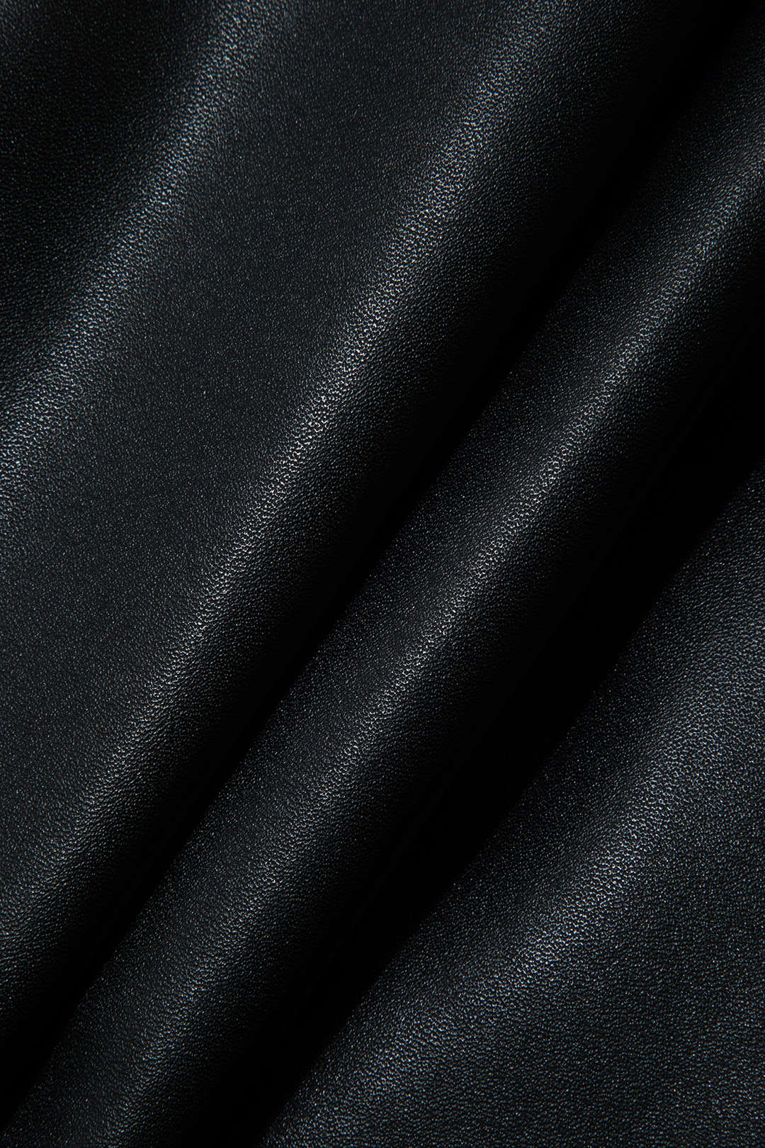 Selene | Moderner Kunstleder-Minirock mit seitlichem Reißverschluss und asymmetrischem Schlitz