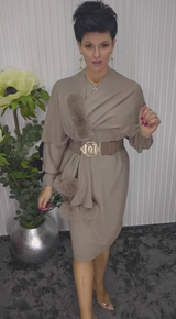 Elsabeth | Schickes Midikleid mit dekorativem Gürtel in Hellbraun