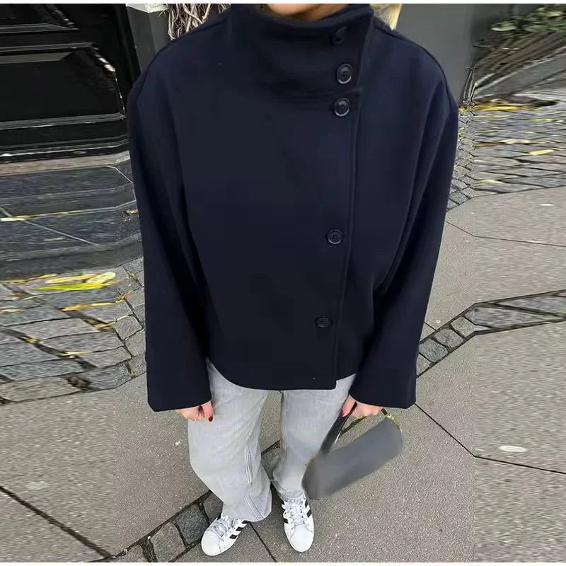 Kurze Damenjacke mit hohem Kragen und Knöpfen