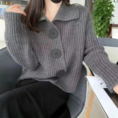 Damen Strickjacke mit großen Knöpfen und stilvollem Kragen