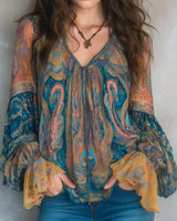 Lindena | Paisley-Bluse mit V-Ausschnitt und weitem Ärmel in Mehrfarbig