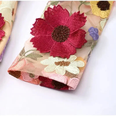 Nellie - Minikleid mit floralen Applikationen und durchscheinender Optik