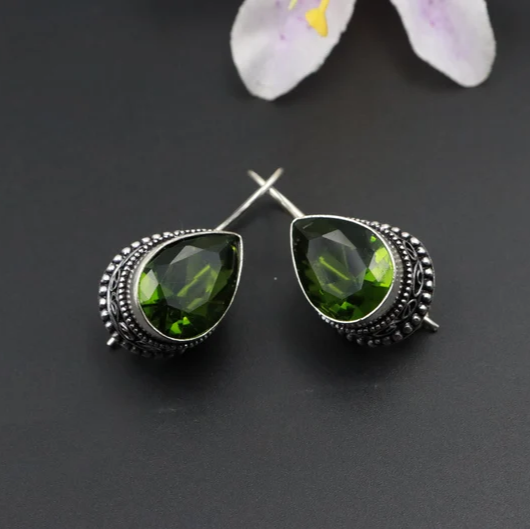 Vintage-Ohrringe mit grünem Kristall