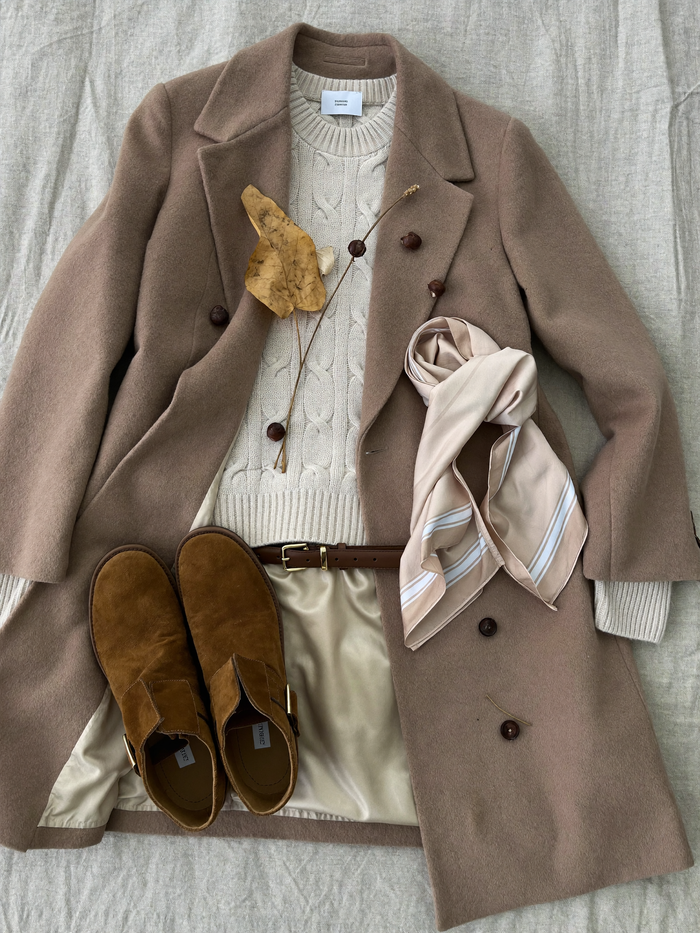 Herbst-Outfit als Flatlay auf Leinen