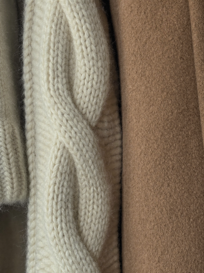 Strickstrukturen in Creme und Camel
