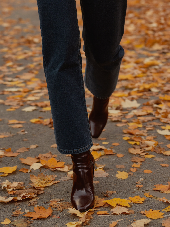 Chelsea Boots im Herbstlaub