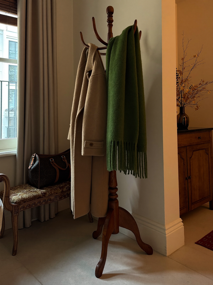 Mantel und Schal an der Garderobe