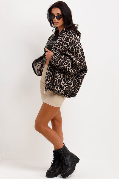 Oversized-Bomberjacke | Reißverschluss & Statement-Print | Modische Coolness