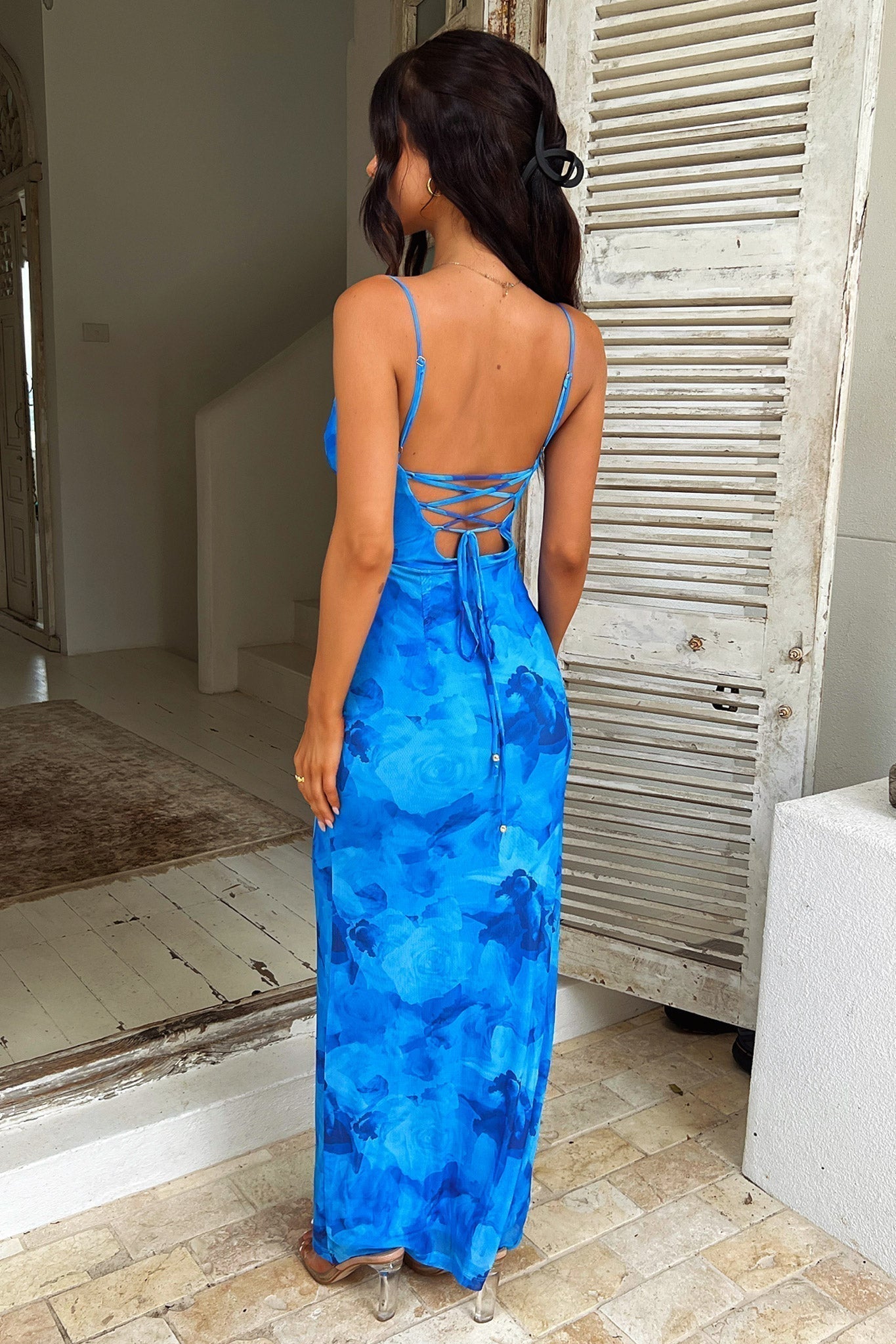 Rieke - Blaues Blumen-Maxi-Kleid Mit Rückenfreier Design