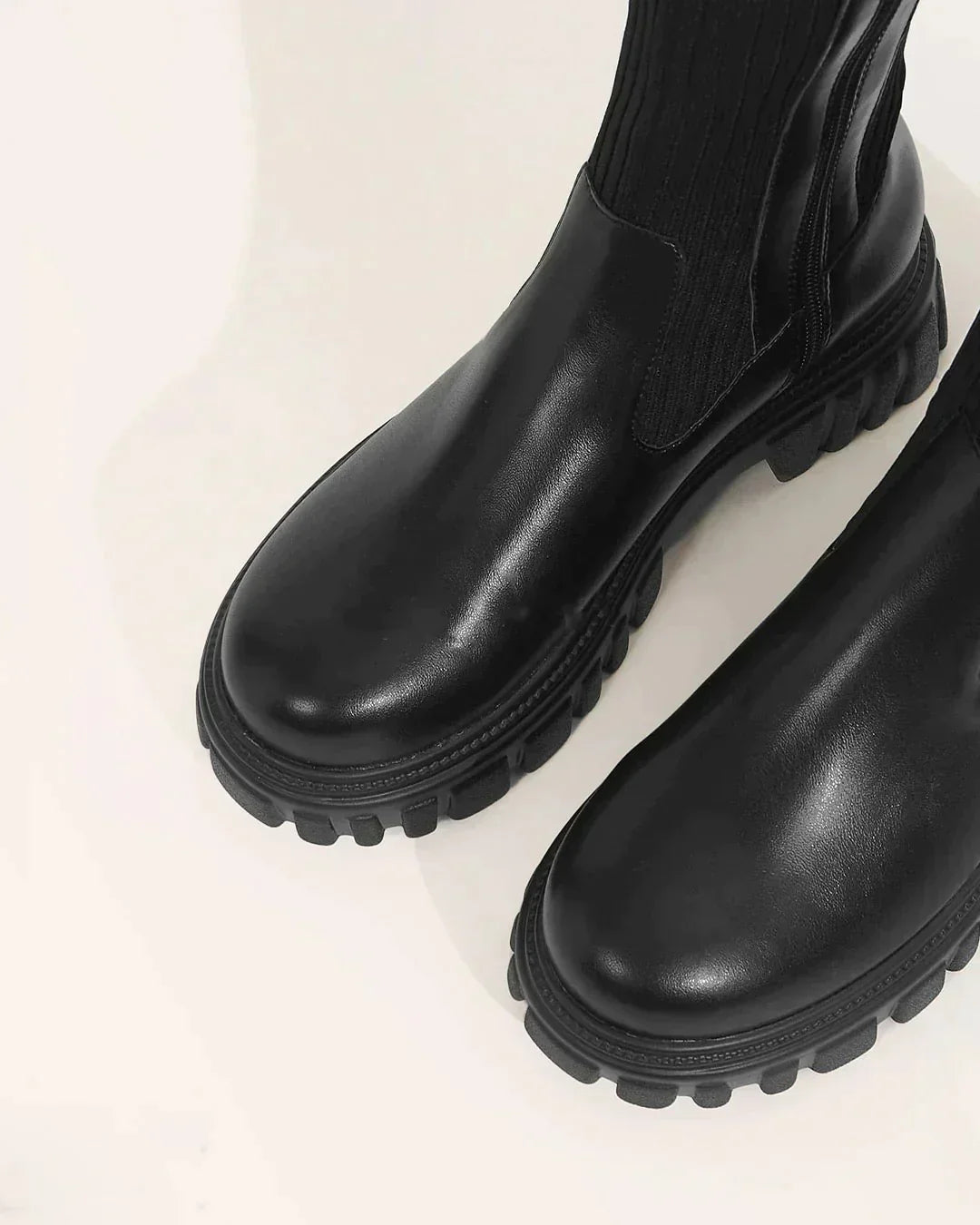 Overknee-Stiefel mit geripptem Textil | Modern und Funktional | Statement-Schuhwerk