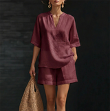 Aaleigha | Leichtes Shorts-Set mit V-Ausschnitt-Bluse in Burgunderrot
